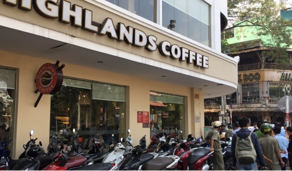 Lấn chiếm vỉa hè tại phố Tây, Highlands Coffee bị phạt 5 triệu đồng